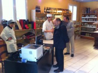 /album/fotogaleria-viaje-a-francia/en-la-tienda-de-nuestros-amigos-de-le-vieux-chene-jpg/